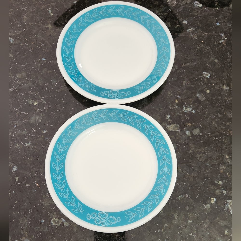2 Vintage PYREX  Bread/ Dessert plates in the  "Laurel Leaf pattern EUC